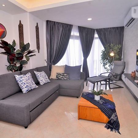 New Riverbank Suites - Waterfront Kuching City Bagian luar foto