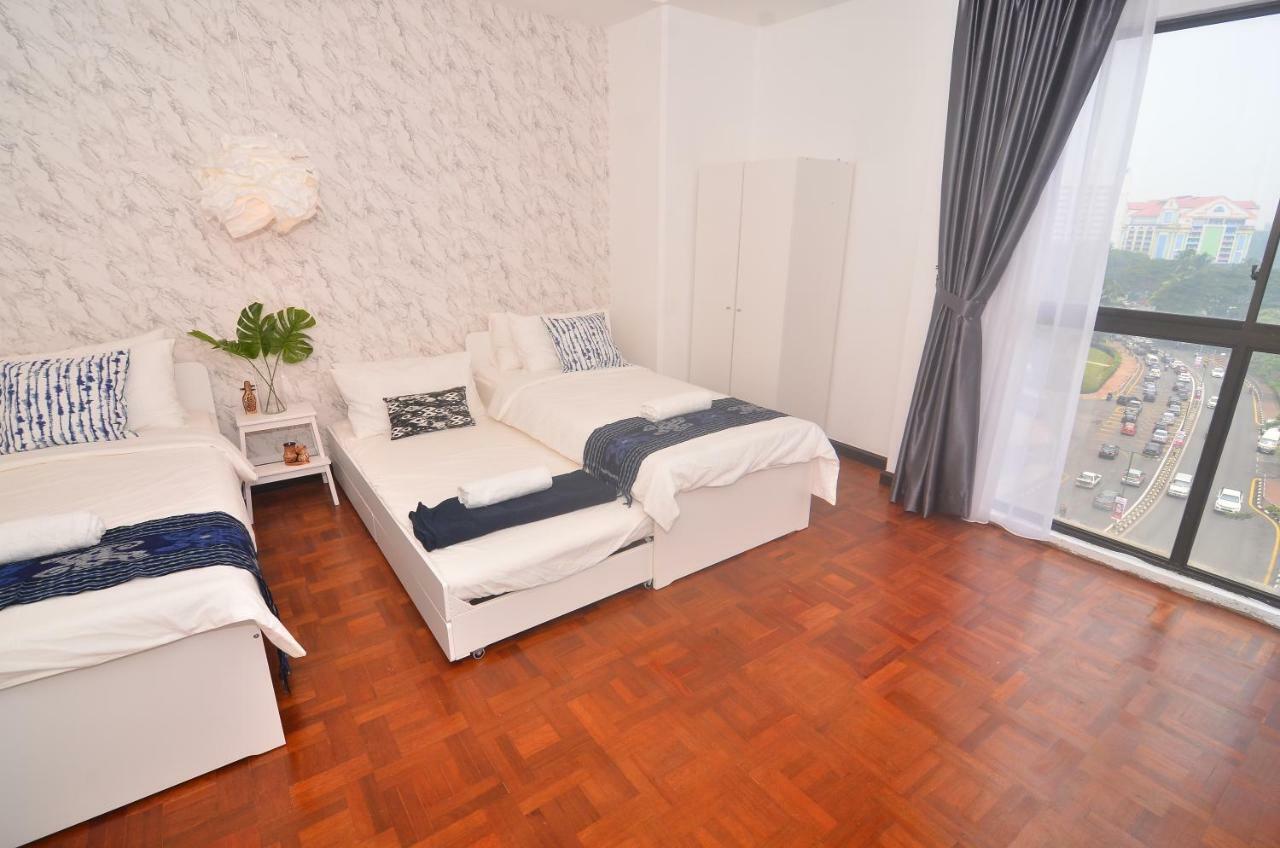 New Riverbank Suites - Waterfront Kuching City Bagian luar foto