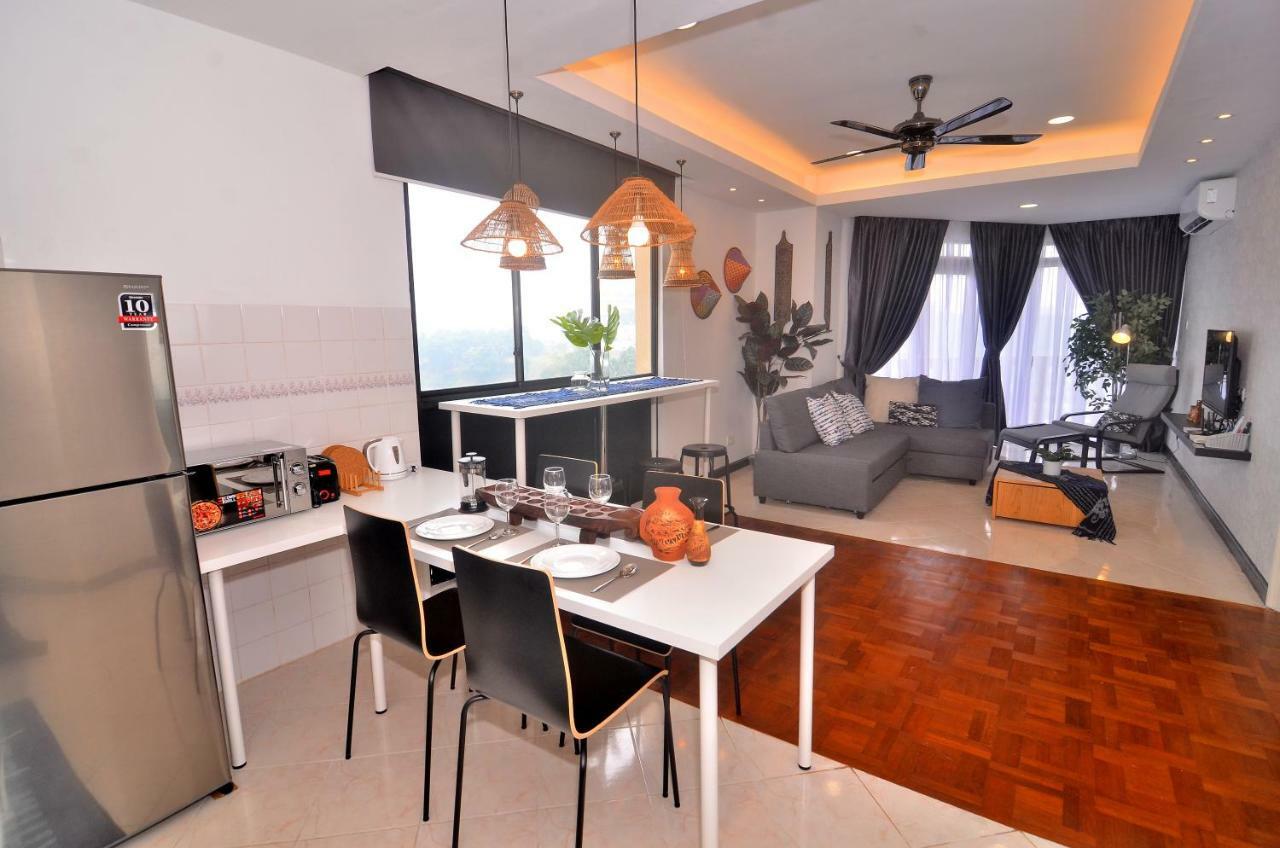 New Riverbank Suites - Waterfront Kuching City Bagian luar foto